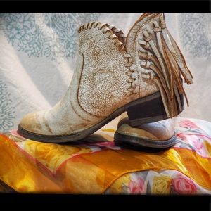 Circle G by Corral Women's Distressed Cream with Fringe Western Booties